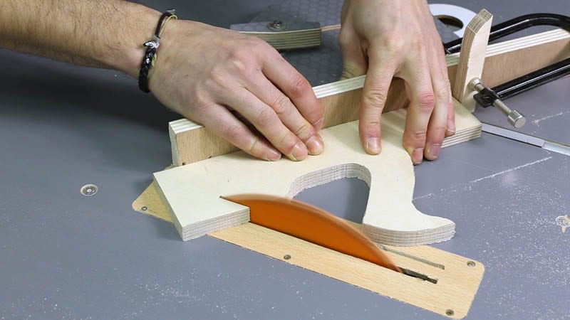 Cómo se usa un cepillo de carpintería?