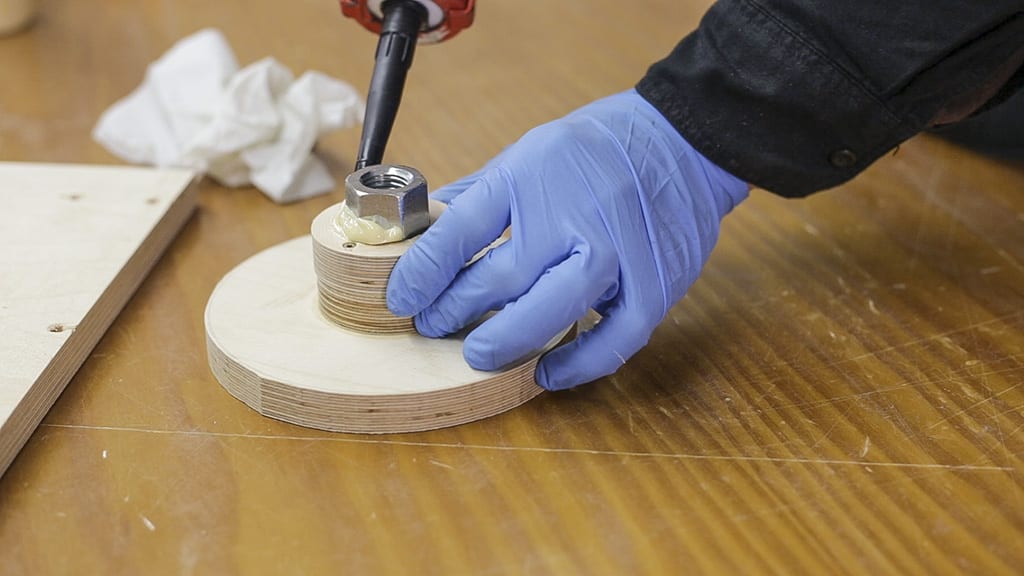 Como-usar-adhesivo-poliuretano-madera-metal-carpinteria
