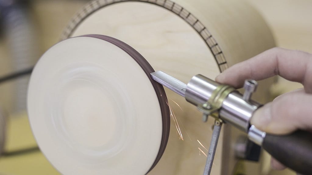 How-sharpen-woodturning-chisel-sandpaper-wheel-woodworking