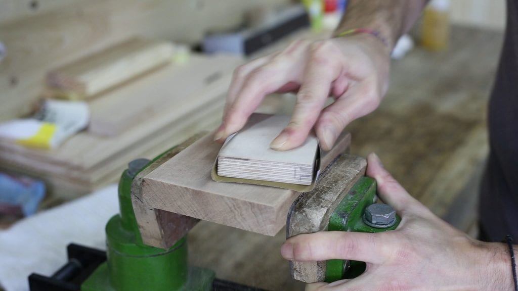 How-sand-wood-apply-oil-based-varnish