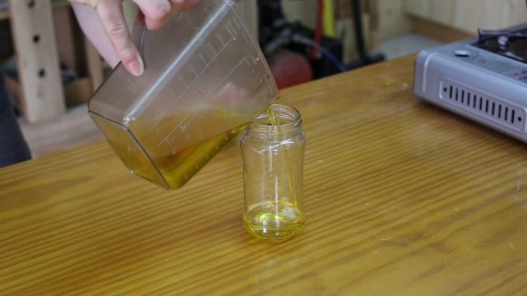 Como-mezclar-barniz-aceite-madera-casero-linaza